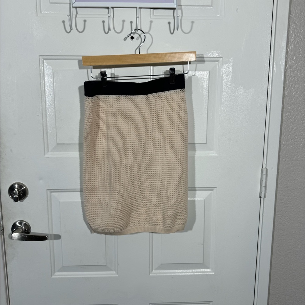 Flat White Knitted Skirt - Women's Size XS, Cozy Chic in Every Stitch - Picture 4 of 6